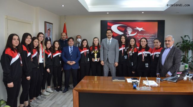 İl 4.SÜ OLAN VOLEYBOL TAKIMINDAN KAYMAKAM YILDIRIM’A ZİYARET