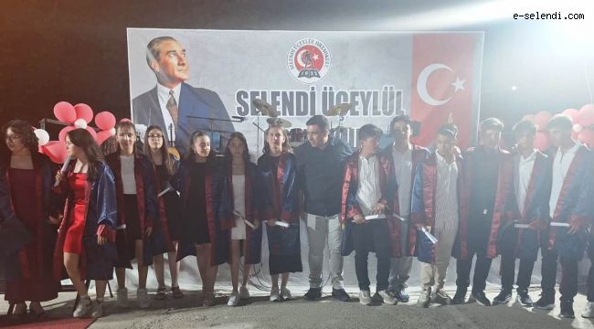 ÜÇ EYLÜL ORTAOKULU 8 SINIF ÖĞRENCİLERİ MEZUNİYET GECESİNDE KEP FIRLATTI.