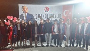 ÜÇ EYLÜL ORTAOKULU 8 SINIF ÖĞRENCİLERİ MEZUNİYET GECESİNDE KEP FIRLATTI.